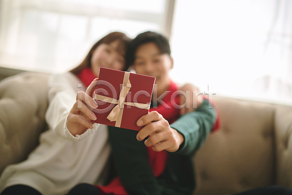 다정 20대 30대 남자 두명 성인 성인만 여자 한국인 JPG 아웃포커스 앞모습 포토 거실 들기 목도리 미소(표정) 상반신 소파 실내 앉기 어깨동무 커플 크리스마스