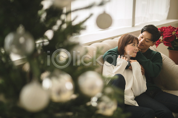 다정 20대 30대 남자 두명 성인 성인만 여자 한국인 JPG 아웃포커스 앞모습 포토 거실 미소(표정) 상반신 소파 실내 안기 앉기 응시 커플 크리스마스 크리스마스트리