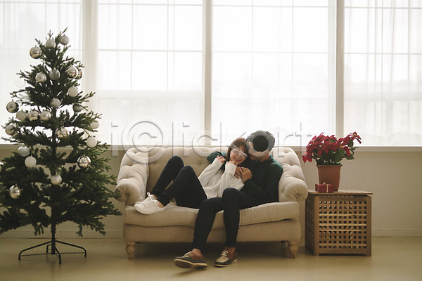 다정 20대 30대 남자 두명 성인 성인만 여자 한국인 JPG 앞모습 포토 거실 미소(표정) 소파 실내 안기 앉기 응시 전신 커플 크리스마스 크리스마스트리 화분