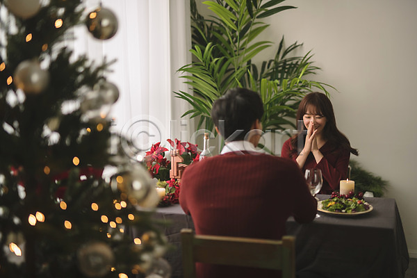 다정 20대 30대 남자 두명 성인 성인만 여자 한국인 JPG 뒷모습 아웃포커스 앞모습 포토 미소(표정) 상반신 식탁 실내 앉기 음식 응시 커플 크리스마스 크리스마스트리 화분