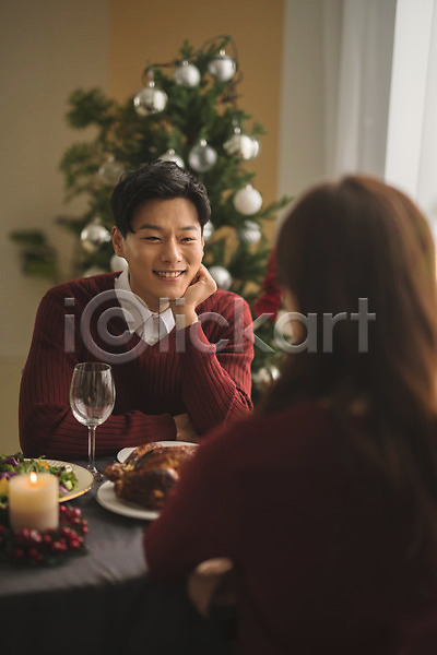 다정 20대 30대 남자 두명 성인 성인만 여자 한국인 JPG 뒷모습 아웃포커스 앞모습 포토 미소(표정) 상반신 식탁 실내 앉기 음식 응시 커플 크리스마스 크리스마스트리 화분