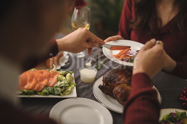 다정 20대 30대 남자 두명 성인 성인만 여자 한국인 JPG 뒷모습 아웃포커스 앞모습 포토 나이프 들기 상반신 실내 앉기 연어 와인 음식 접시 치킨 커플 크리스마스 포크