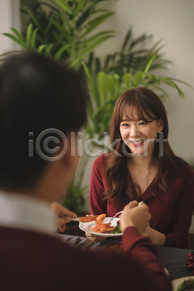 다정 20대 30대 남자 두명 성인 성인만 여자 한국인 JPG 뒷모습 아웃포커스 앞모습 포토 미소(표정) 상반신 식탁 실내 앉기 음식 응시 커플 크리스마스 화분