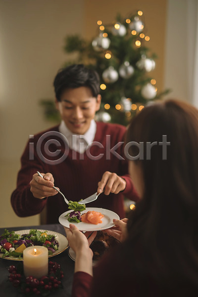다정 20대 30대 남자 두명 성인 성인만 여자 한국인 JPG 뒷모습 아웃포커스 앞모습 포토 미소(표정) 상반신 샐러드 식탁 실내 앉기 연어 음식 응시 커플 크리스마스 크리스마스트리 화분