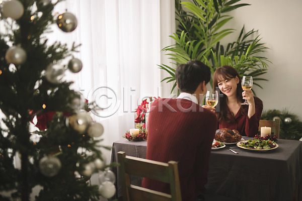 다정 20대 30대 남자 두명 성인 성인만 여자 한국인 JPG 뒷모습 아웃포커스 앞모습 포토 들기 미소(표정) 상반신 식탁 실내 앉기 와인 와인잔 음식 응시 커플 크리스마스 크리스마스트리 화분