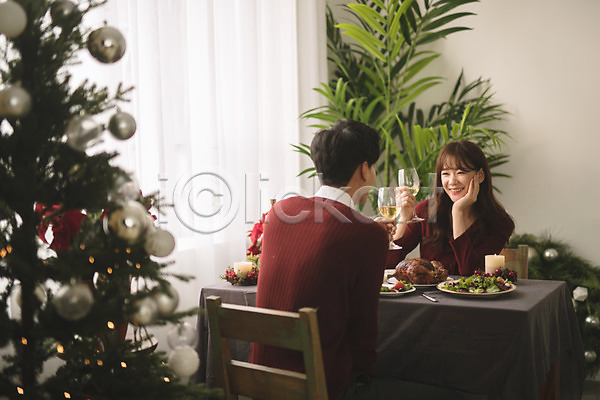 다정 20대 30대 남자 두명 성인 성인만 여자 한국인 JPG 뒷모습 아웃포커스 앞모습 포토 들기 미소(표정) 상반신 식탁 실내 앉기 와인 와인잔 음식 응시 커플 크리스마스 크리스마스트리 화분