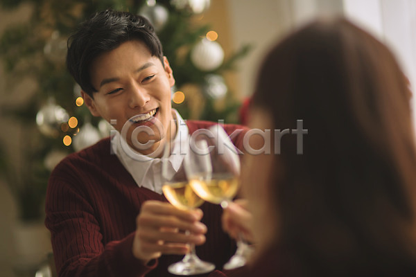 다정 20대 30대 남자 두명 성인 성인만 여자 한국인 JPG 뒷모습 아웃포커스 앞모습 포토 들기 미소(표정) 상반신 실내 앉기 와인 와인잔 응시 커플 크리스마스 크리스마스트리 화분
