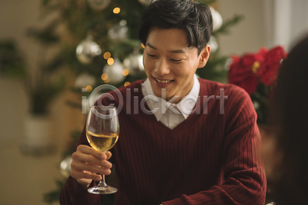 20대 남자 성인 성인남자한명만 한국인 한명 JPG 뒷모습 아웃포커스 앞모습 포토 들기 미소(표정) 상반신 실내 앉기 와인 와인잔 응시 크리스마스 화분