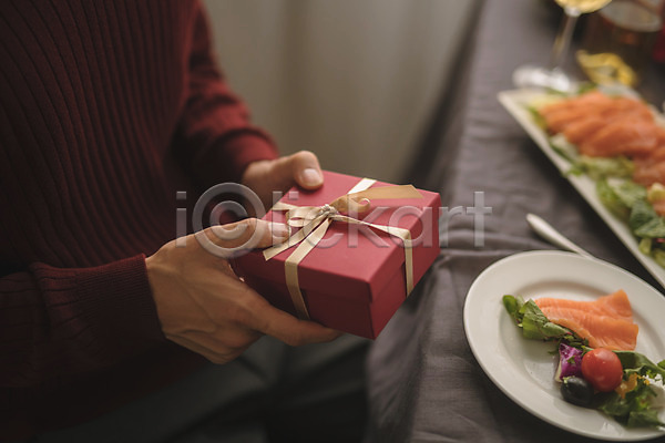 20대 남자 성인 성인남자한명만 신체부위 한국인 한명 JPG 포토 들기 상반신 선물 선물상자 손 식탁 실내 앉기 연어 음식 크리스마스