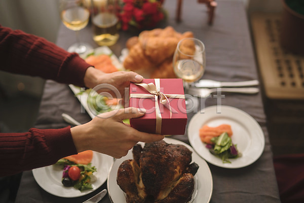 20대 남자 성인 성인남자한명만 신체부위 한국인 한명 JPG 아웃포커스 포토 들기 선물 선물상자 손 식탁 실내 앉기 음식 주기 치킨 크리스마스