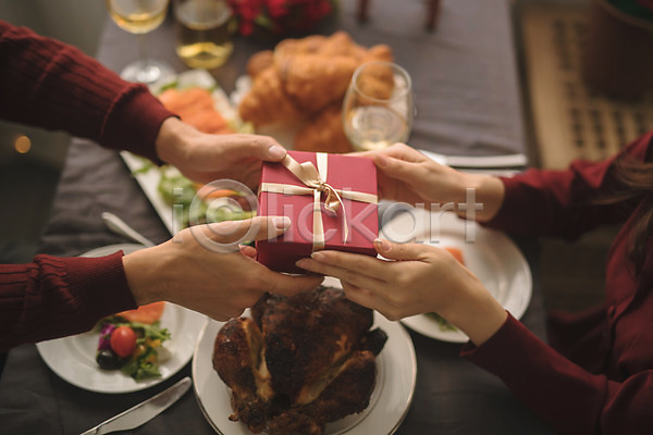 다정 20대 30대 남자 두명 성인 성인만 신체부위 여자 한국인 JPG 포토 들기 상반신 선물 선물상자 손 식탁 실내 앉기 음식 치킨 커플 크리스마스