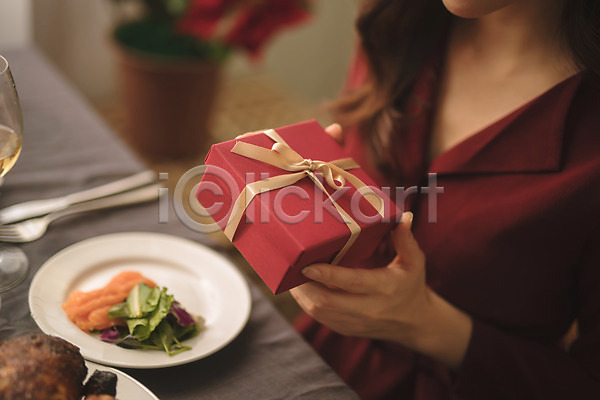 30대 성인 성인여자한명만 여자 한국인 한명 JPG 아웃포커스 앞모습 포토 들기 상반신 선물 선물상자 식탁 실내 앉기 연어 와인 음식 크리스마스