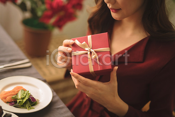 30대 성인 성인여자한명만 여자 한국인 한명 JPG 아웃포커스 앞모습 포토 들기 미소(표정) 상반신 선물 선물상자 식탁 실내 앉기 연어 음식 크리스마스