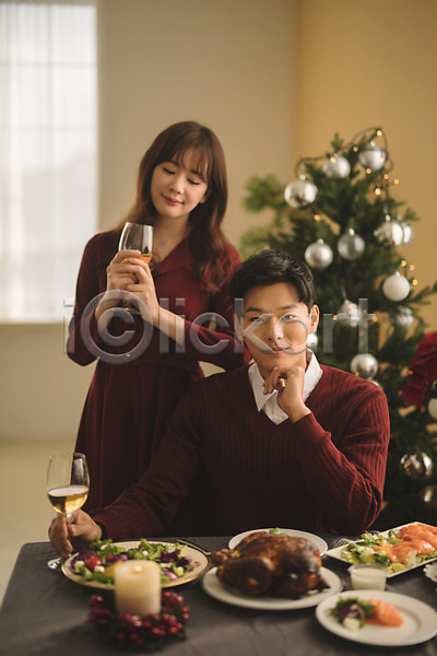 다정 20대 30대 남자 두명 성인 성인만 여자 한국인 JPG 아웃포커스 앞모습 포토 들기 미소(표정) 상반신 서기 식탁 실내 앉기 와인 와인잔 음식 초 치킨 커플 크루아상 크리스마스 크리스마스트리