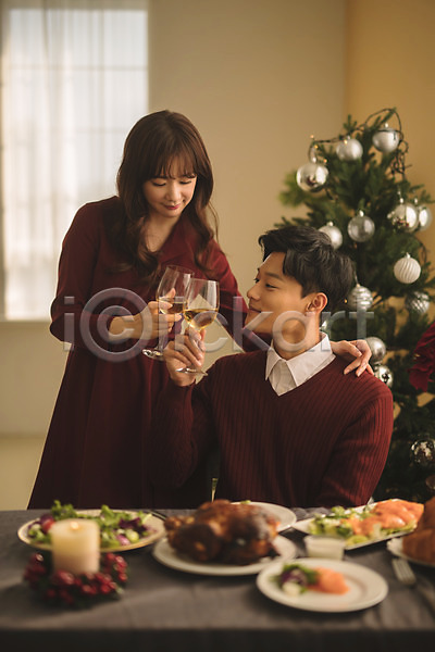 다정 20대 30대 남자 두명 성인 성인만 여자 한국인 JPG 아웃포커스 앞모습 포토 건배 들기 미소(표정) 상반신 서기 식탁 실내 앉기 와인 와인잔 음식 초 치킨 커플 크루아상 크리스마스 크리스마스트리