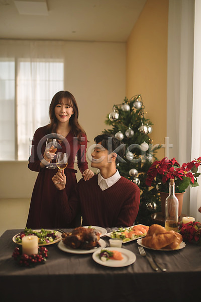 다정 20대 30대 남자 두명 성인 성인만 여자 한국인 JPG 아웃포커스 앞모습 포토 들기 미소(표정) 상반신 서기 식탁 실내 앉기 와인 와인잔 음식 초 치킨 커플 크루아상 크리스마스 크리스마스트리