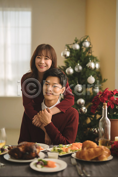 다정 20대 30대 남자 두명 성인 성인만 여자 한국인 JPG 아웃포커스 앞모습 포토 미소(표정) 백허그 상반신 서기 식탁 실내 안기 앉기 음식 초 치킨 커플 크루아상 크리스마스 크리스마스트리