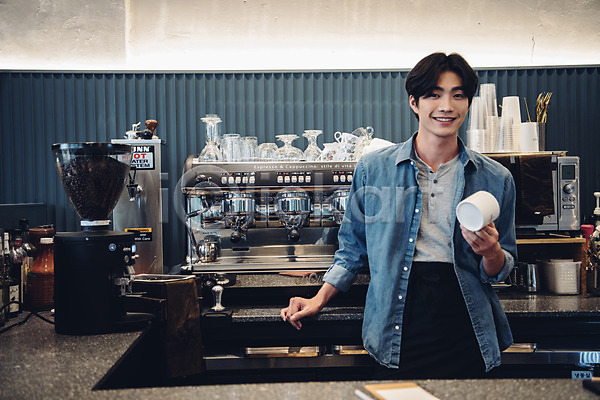 20대 남자 성인남자한명만 한국인 한명 JPG 앞모습 포토 들기 맨라이프 머그컵 바리스타 상반신 서기 실내 웃음 카페 커피 커피메이커
