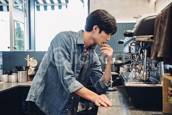 20대 남자 성인남자한명만 한국인 한명 JPG 옆모습 포토 맨라이프 바리스타 상반신 서기 실내 카페 커피 커피메이커