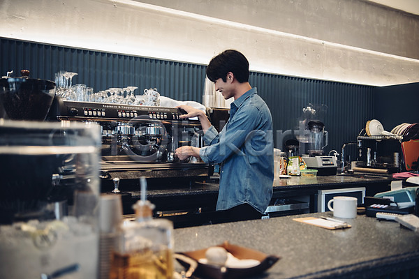 20대 남자 성인남자한명만 한국인 한명 JPG 아웃포커스 옆모습 포토 맨라이프 바리스타 상반신 서기 실내 웃음 카페 커피 커피메이커
