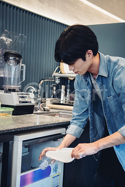 20대 남자 성인남자한명만 한국인 한명 JPG 옆모습 포토 들기 맨라이프 바리스타 상반신 서기 실내 얼음 카페 커피