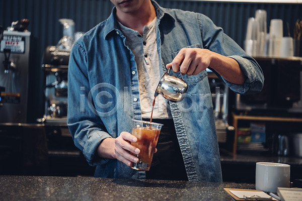 20대 남자 성인남자한명만 한국인 한명 JPG 아웃포커스 앞모습 포토 들기 맨라이프 바리스타 붓기 상반신 서기 실내 아이스커피 카페 커피