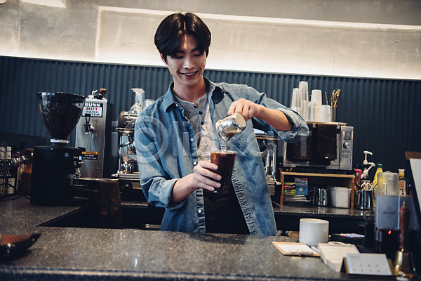 20대 남자 성인남자한명만 한국인 한명 JPG 앞모습 포토 들기 맨라이프 바리스타 상반신 서기 실내 아이스커피 웃음 카페 커피