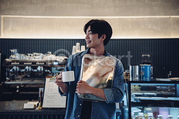 20대 남자 성인남자한명만 한국인 한명 JPG 앞모습 포토 들기 맨라이프 머그컵 상반신 서기 실내 웃음 응시 쟁반 카페 커피