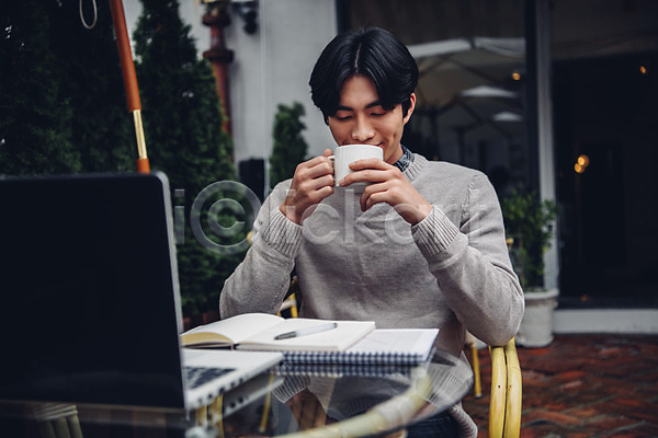 20대 남자 성인남자한명만 한국인 한명 JPG 아웃포커스 앞모습 포토 노트북 들기 마시기 맨라이프 머그컵 상반신 앉기 야외 의자 주간 책 카페 커피 탁자