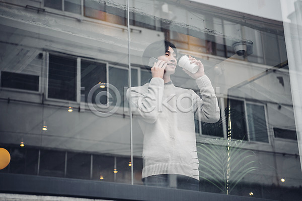 20대 남자 성인남자한명만 한국인 한명 JPG 앞모습 포토 맨라이프 상반신 서기 야외 웃음 주간 창가 카페 커피 테이크아웃컵 통화 핸드폰