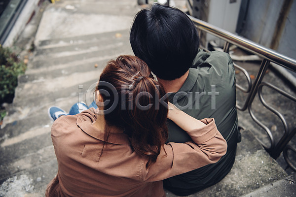 20대 남자 두명 성인 성인만 여자 한국인 JPG 뒷모습 아웃포커스 포토 계단 기댐 데이트 상반신 앉기 야외 주간 커플 커플라이프