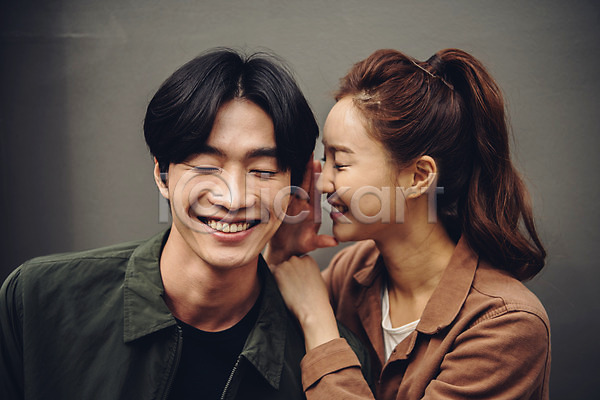 20대 남자 두명 성인 성인만 여자 한국인 JPG 앞모습 포토 귓속말 눈감음 데이트 상반신 앉기 야외 웃음 주간 커플 커플라이프