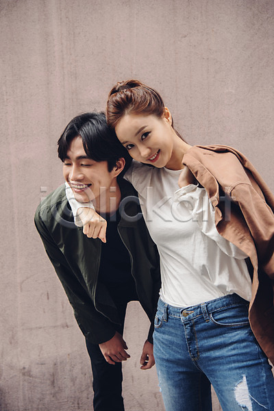 20대 남자 두명 성인 성인만 여자 한국인 JPG 앞모습 포토 데이트 상반신 서기 야외 어깨동무 웃음 주간 커플 커플라이프