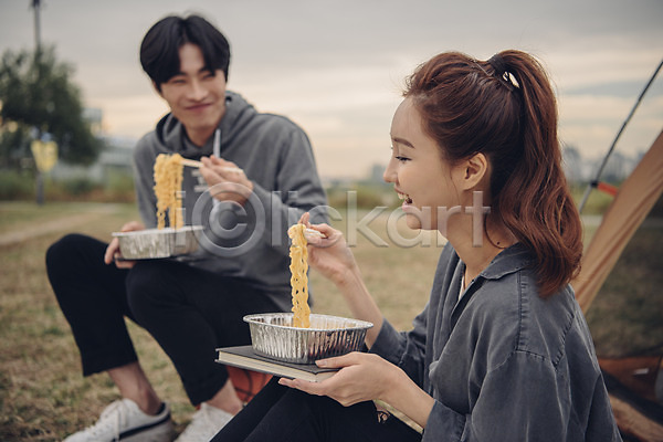 20대 남자 두명 성인 성인만 여자 한국인 JPG 아웃포커스 앞모습 옆모습 포토 공원 농구공 라면 상반신 앉기 야외 웃음 음식 전신 주간 커플 커플라이프 텐트