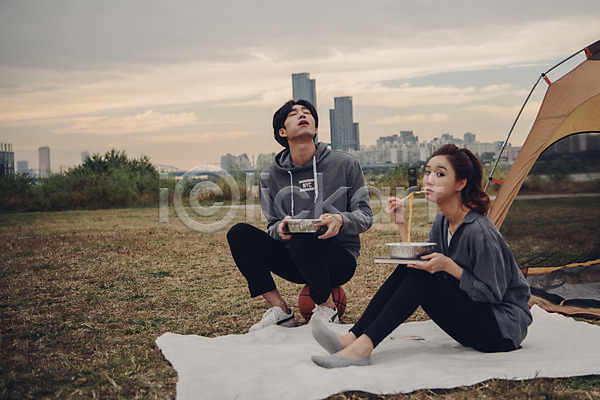 20대 남자 두명 성인 성인만 여자 한국인 JPG 앞모습 옆모습 포토 공원 농구공 라면 먹기 앉기 야외 음식 전신 주간 커플 커플라이프 텐트