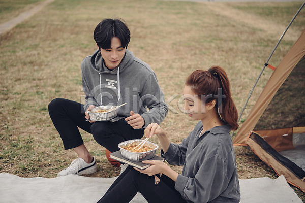 20대 남자 두명 성인 성인만 여자 한국인 JPG 아웃포커스 앞모습 옆모습 포토 공원 농구공 라면 상반신 앉기 야외 음식 전신 주간 커플 커플라이프 텐트