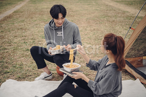 20대 남자 두명 성인 성인만 여자 한국인 JPG 아웃포커스 앞모습 옆모습 포토 공원 농구공 라면 상반신 앉기 야외 웃음 음식 전신 주간 커플 커플라이프 텐트