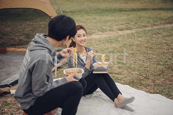 20대 남자 두명 성인 성인만 여자 한국인 JPG 아웃포커스 옆모습 포토 공원 농구공 라면 상반신 앉기 야외 웃음 음식 전신 주간 커플 커플라이프 텐트