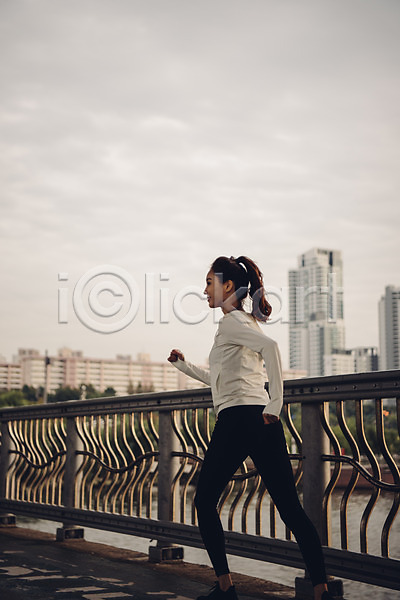 20대 성인 성인여자한명만 여자 한국인 한명 JPG 아웃포커스 옆모습 포토 난간 달리기 빌딩 야외 운동 운동복 전신 조깅 주간 한강
