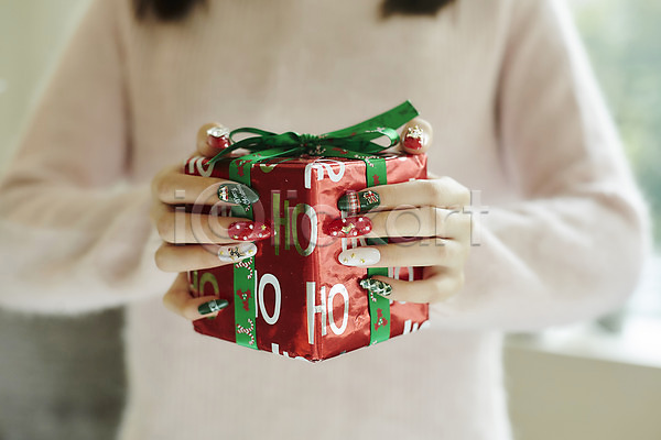 신체부위 JPG 아웃포커스 앞모습 포토 네일아트 들기 상반신 선물상자 손 실내 오브젝트 젤네일 크리스마스 크리스마스용품