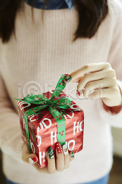 신체부위 JPG 아웃포커스 앞모습 포토 들기 리본 상반신 선물 손 실내 오브젝트 크리스마스 크리스마스용품