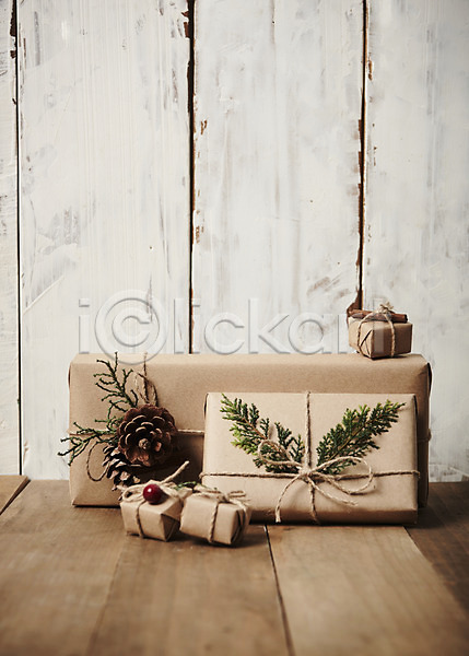 사람없음 JPG 포토 나무바닥 나뭇잎 목재 선물상자 솔방울 스튜디오촬영 실내 오브젝트 크리스마스 크리스마스용품