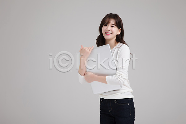 30대 성인 성인여자한명만 여자 한국인 한명 JPG 앞모습 포토 노트북 들기 미소(표정) 상반신 서기 스튜디오촬영 실내 싱글라이프 우먼라이프