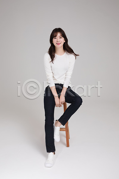 30대 성인 성인여자한명만 여자 한국인 한명 JPG 앞모습 포토 미소(표정) 스튜디오촬영 실내 싱글라이프 앉기 우먼라이프 의자 전신