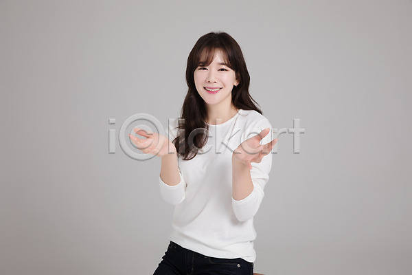 30대 성인 성인여자한명만 여자 한국인 한명 JPG 앞모습 포토 미소(표정) 상반신 손짓 스튜디오촬영 실내 싱글라이프 앉기 우먼라이프