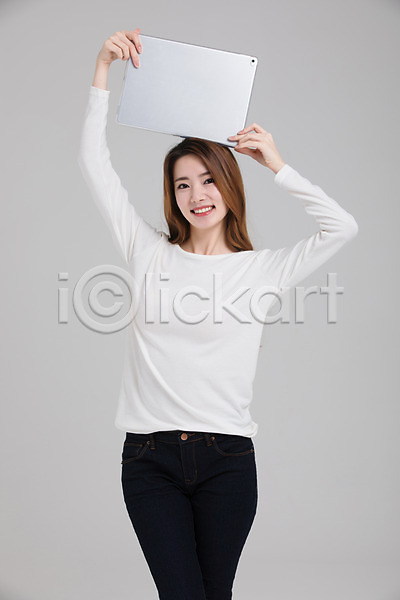 20대 성인 성인여자한명만 여자 한국인 한명 JPG 앞모습 포토 들기 미소(표정) 상반신 서기 손짓 스튜디오촬영 실내 싱글라이프 우먼라이프 태블릿
