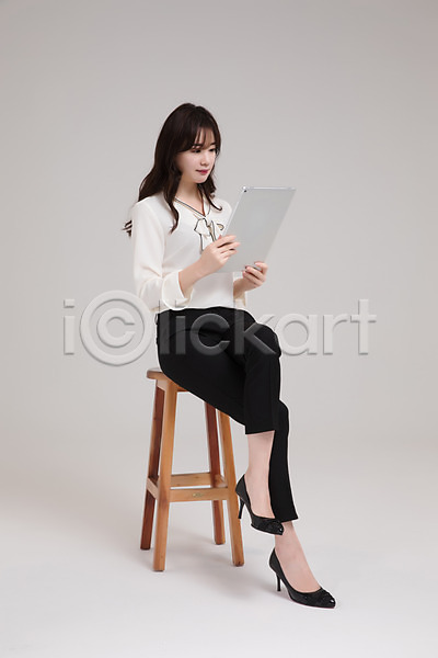 30대 성인 성인여자한명만 여자 한국인 한명 JPG 옆모습 포토 다리꼬기 들기 스튜디오촬영 실내 싱글라이프 앉기 우먼라이프 응시 의자 전신 태블릿