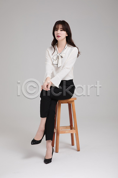 30대 성인 성인여자한명만 여자 한국인 한명 JPG 앞모습 포토 다리꼬기 스튜디오촬영 실내 싱글라이프 앉기 우먼라이프 의자 전신