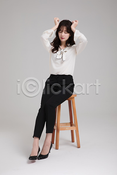 고통 30대 성인 성인여자한명만 여자 한국인 한명 JPG 앞모습 포토 걸터앉기 두통 손짓 스튜디오촬영 실내 싱글라이프 앉기 우먼라이프 의자 전신