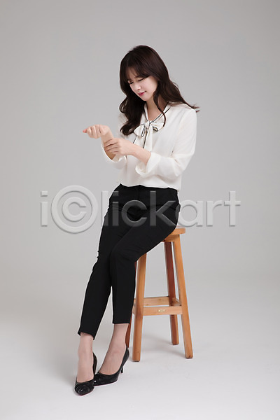 고통 30대 성인 성인여자한명만 여자 한국인 한명 JPG 앞모습 포토 걸터앉기 손목통증 손짓 스튜디오촬영 실내 싱글라이프 앉기 우먼라이프 의자 전신